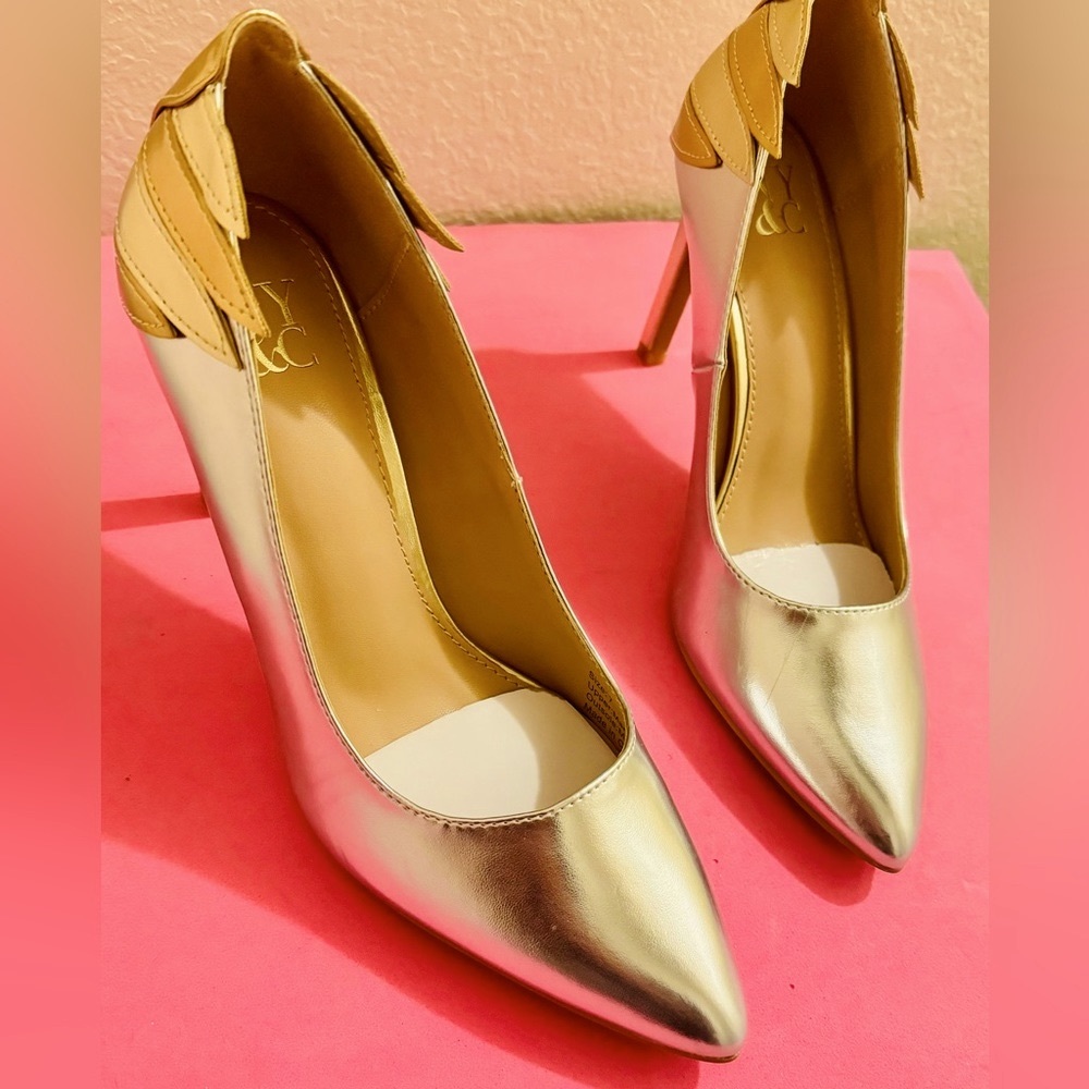 NEW YORK & Co . - Like New-Silver Heels size “ 7 “